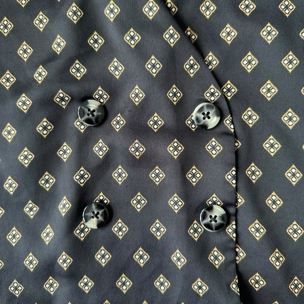 DYNAMITE V-NECK SHORT SLEEVE SATIN TOP IN BLACK WITH GOLD DETAILS  SIZE XS - Picture 4 of 11